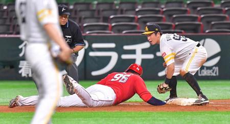 ４回、甲斐のけん制でさされる一塁走者のメヒア