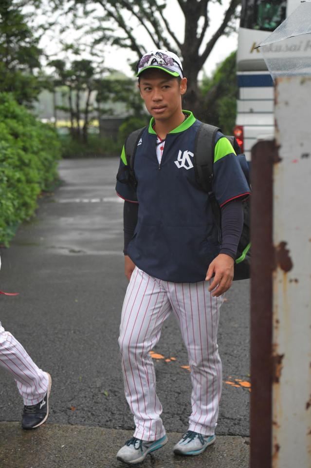 室内練習場から引き揚げるヤクルト・小川泰弘＝神宮球場（撮影・高石航平）