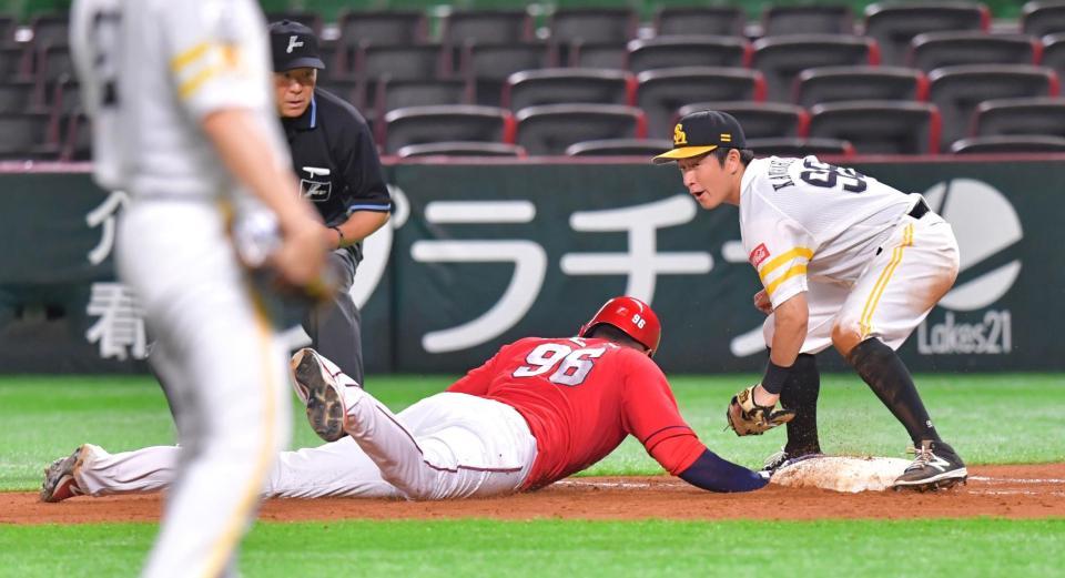 ４回、甲斐のけん制でさされる一塁走者のメヒア