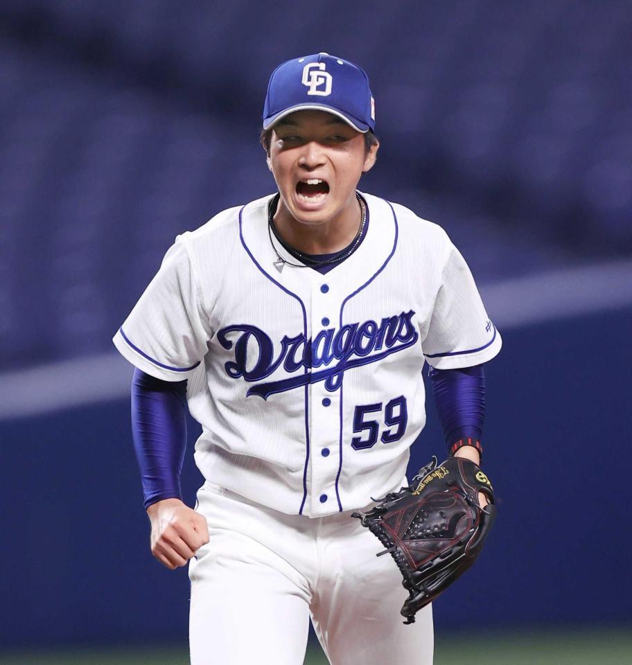 　４回、オースティンを空振り三振に仕留め、雄たけびを上げる山本