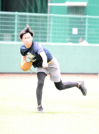 遠投を行う今秋ドラフト候補の関大・高野（撮影・永井優花）