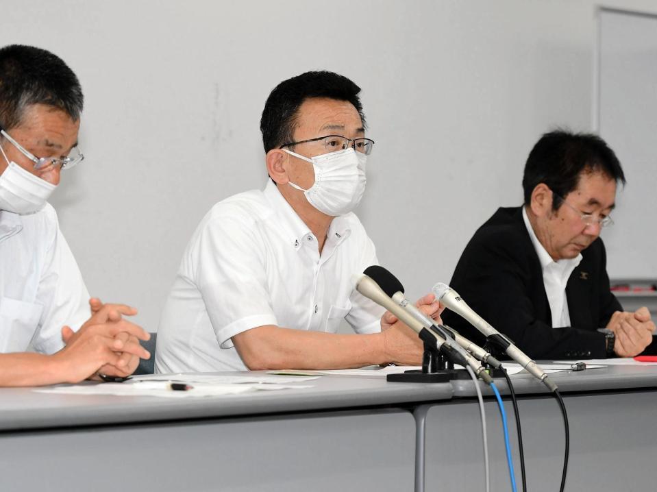 　夏季兵庫県大会について説明する兵庫県高野連の福留和年理事長（中央）