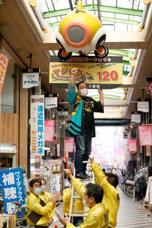 　プロ野球阪神タイガースのリーグ制覇を願い、兵庫県尼崎市の商店街に掲げられた「１２０」のマジックナンバー＝１６日午前