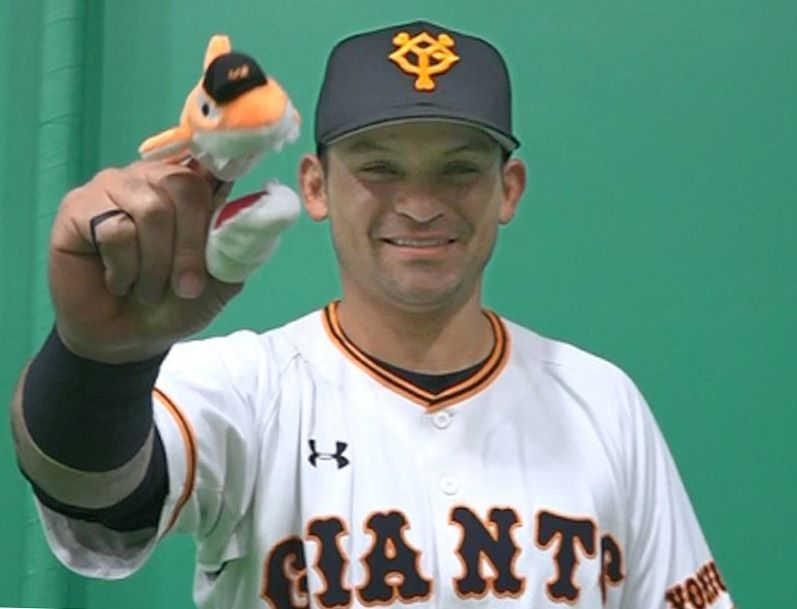 　「指シャーク」を使用するパーラ（球団提供）