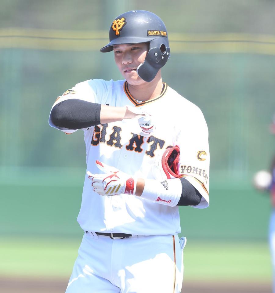 　２回、適時打を放ち、コーチとエア肘タッチする坂本（撮影・高石航平）