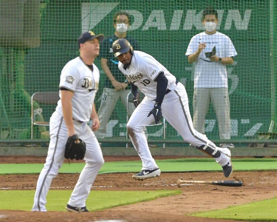 　アンドリュー・アルバースから安打を放つアダム・ジョーンズ＝ほっともっとフィールド神戸（撮影・神子素慎一）