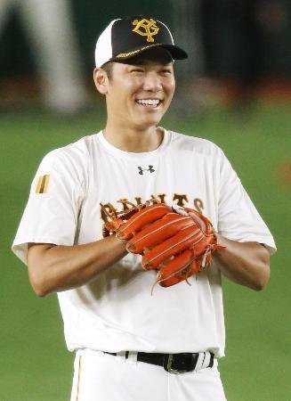 　開幕に向けた練習中、笑顔を見せる巨人・坂本＝東京ドーム