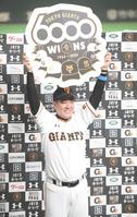 　開幕戦で阪神に逆転勝利し、球団通算６０００勝を達成し、ボートを掲げる原監督（撮影・中田匡峻）