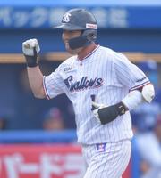１回、先制の中越え２ランを放ちガッツポーズを決める山田哲人＝神宮球場（撮影・開出牧）