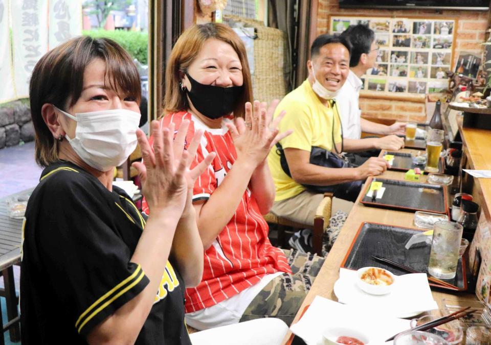 　密を避けながら開幕戦で盛り上がる阪神ファン＝兵庫県尼崎市の居酒屋「寅吉」