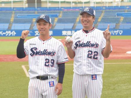 　今季初勝利の小川（左）からウイニングボールを受け取り笑顔で“初白星ポーズ”を決める高津監督