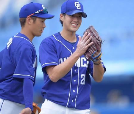 ６回、笑顔を見せる梅津晃大。左は京田陽太（撮影・開出牧）