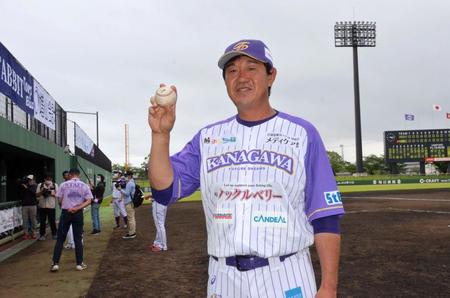 開幕戦に勝利し、ウイニングボールを掲げる神奈川・鈴木監督