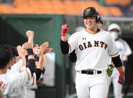 ４回、逆転２ランを放ち、笑顔の岡本和真（撮影・中田匡峻）