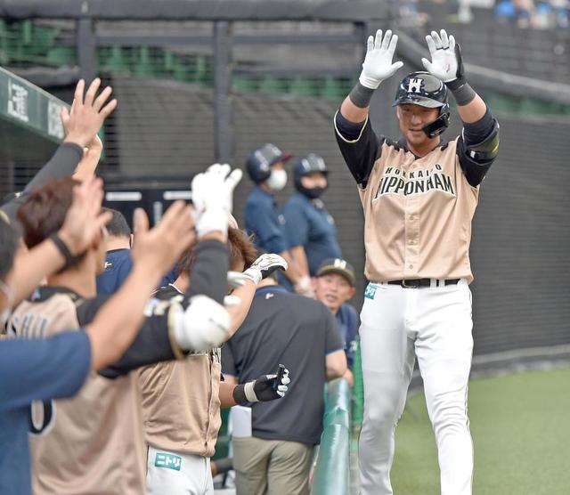 日本ハム・中田が今季１号「少しこすったけど」右中間席へ