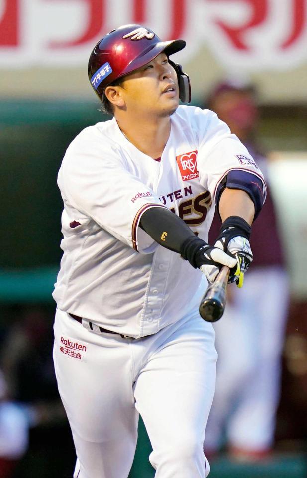 　２回、浅村が右越えに先制ソロを放つ