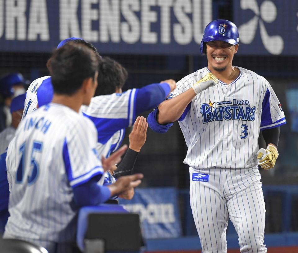 　５回、勝ち越しソロ弾を放ち笑顔で生還する梶谷（右）