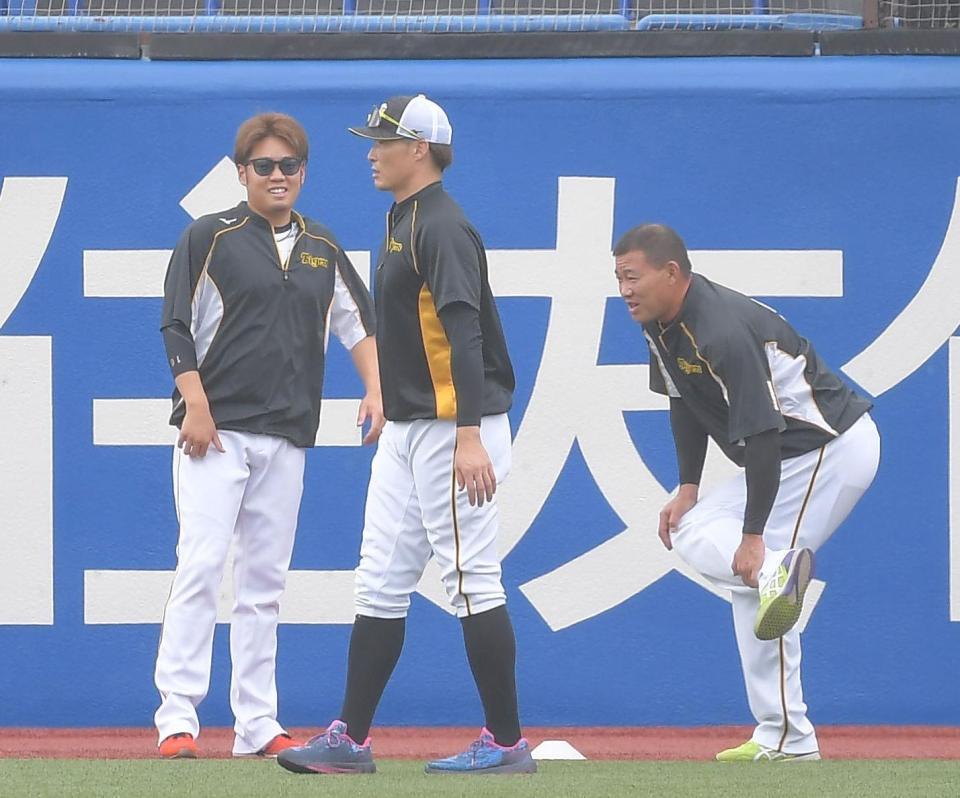 試合前の練習中に談笑する（左から）阪神・西勇、糸井、福留＝神宮球場（撮影・堀内翔）