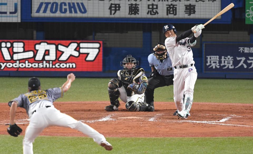 ９回、藤川（手前）からサヨナラ３ランを放つ西浦（撮影・飯室逸平）