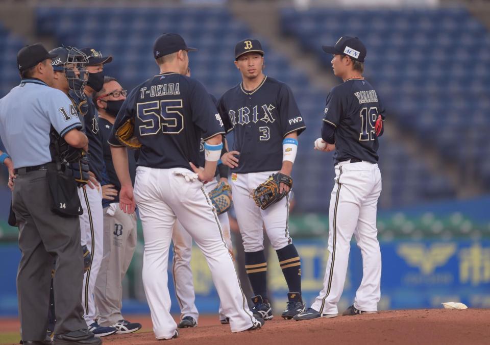 １回途中で降板したオリックス・山岡（右）＝撮影・開出牧