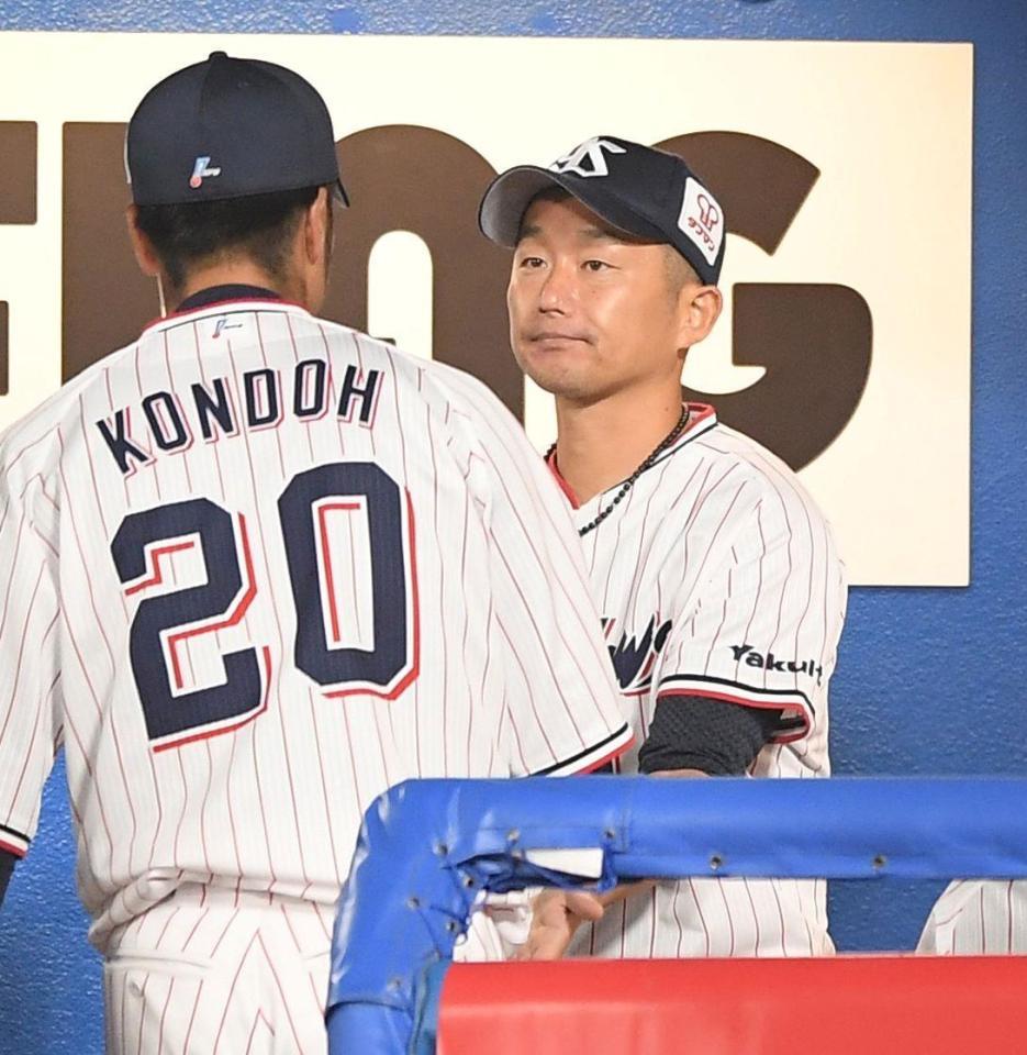 ９回、近藤を迎えるヤクルト・石川（撮影・中田匡峻）