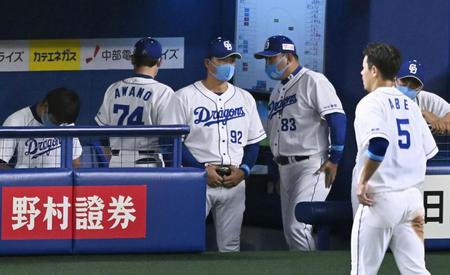 　広島に敗れ、さえない表情の中日・与田監督（中央）