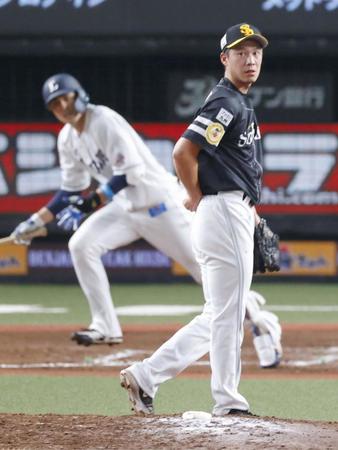 　８回、木村に逆転満塁本塁打を浴びたソフトバンク・岩崎