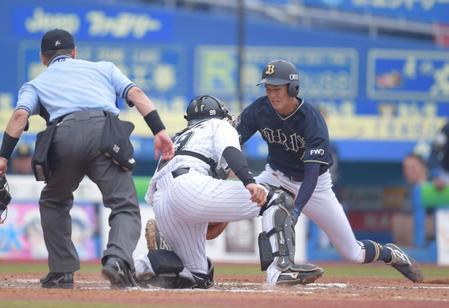 　９回、ロドリゲスの左前打で二塁からホームに滑り込むがタッチアウトとなる代走の佐野。捕手は田村（撮影・開出牧）