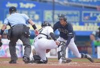 　９回、ロドリゲスの左前打で二塁からホームに滑り込むがタッチアウトとなる代走の佐野。捕手は田村（撮影・開出牧）