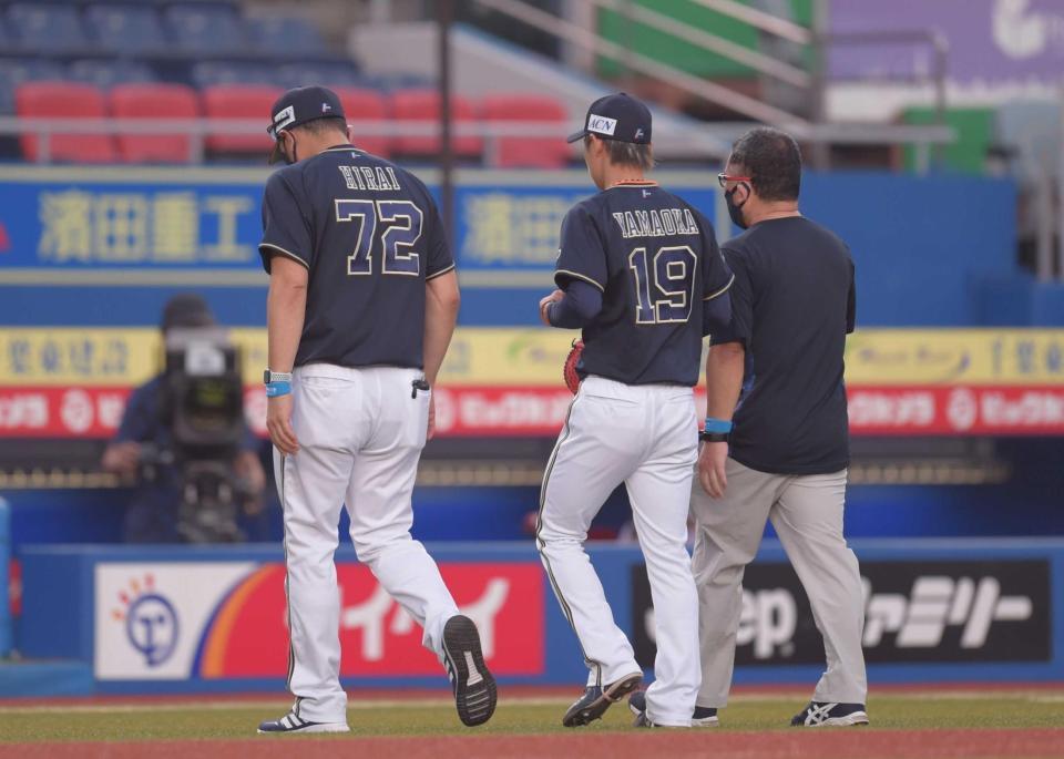 　１回途中で降板する山岡（中央）。左は平井コーチ（撮影・開出牧）