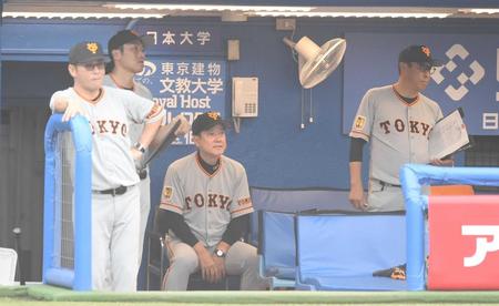　６回、山田哲に満塁弾を浴び、厳しい表情の原監督（左は元木ヘッド）