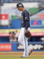 　４回、勝ち越し右前適時打を打たれ肩を落とすオリックス・山本由伸＝ＺＯＺＯマリン（撮影・開出牧）