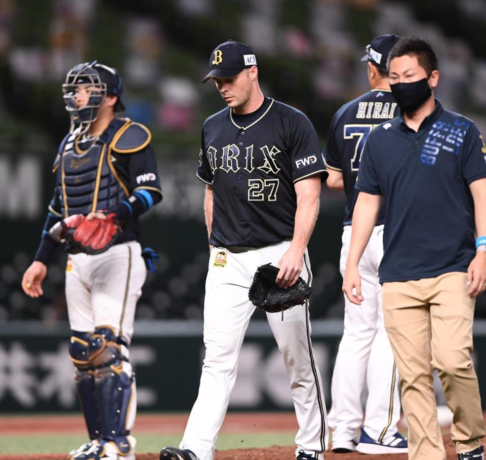 　好投報われず５回途中で降板する先発のアルバース（中央）＝メットライフドーム（撮影・園田高夫）