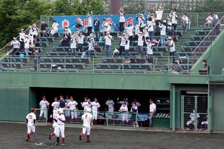 　岩手県の北奥地区の代替大会で専大北上と対戦し盛り上がる水沢商ベンチとスタンド