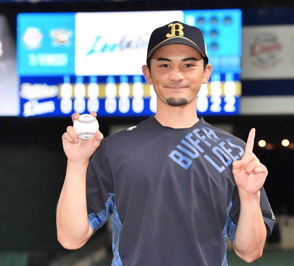 　プロ初勝利を挙げポーズを決める鈴木