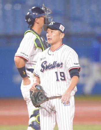 　４回途中で降板した石川。後方は嶋（撮影・開出牧）