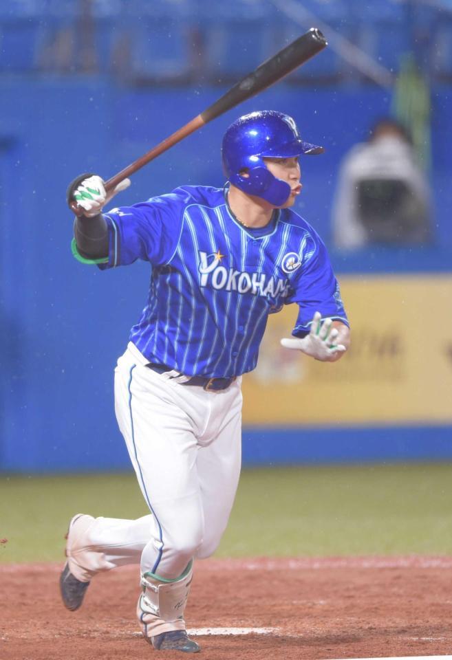 　４回、右前に勝ち越しとなる適時打を放つ佐野（撮影・開出牧）