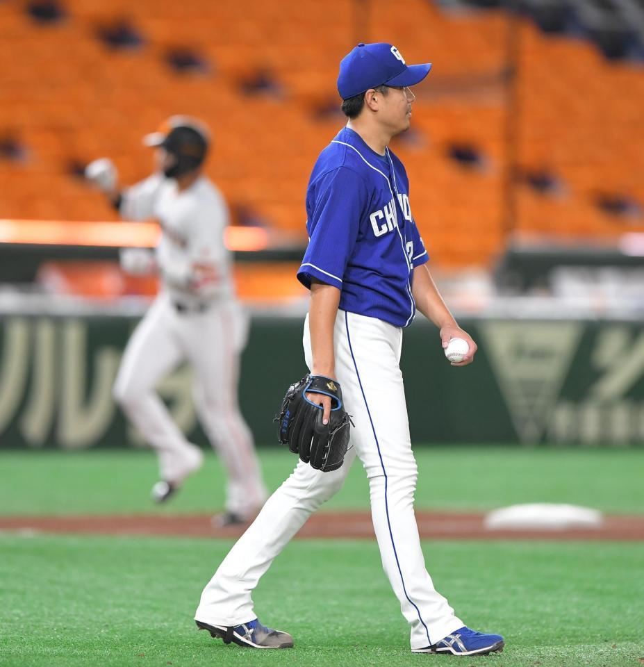 　６回、坂本（左）に先制弾を許した大野雄（撮影・高石航平）