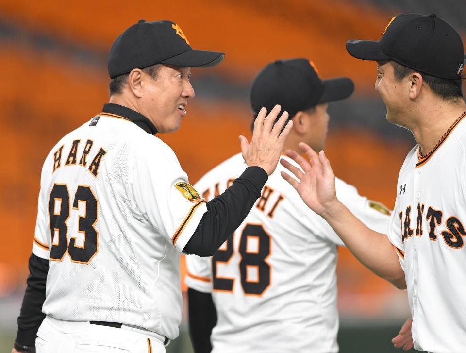 　ウイニングボールを沢村（右）から手渡され驚きの表情を見せる原監督（撮影・高石航平）