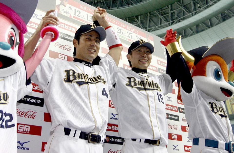 サヨナラ打のオリックス・赤田（中央左）と完投勝利のオリックス・金子千尋（同右）がお立ち台で笑みを見せる＝2011年7月5日