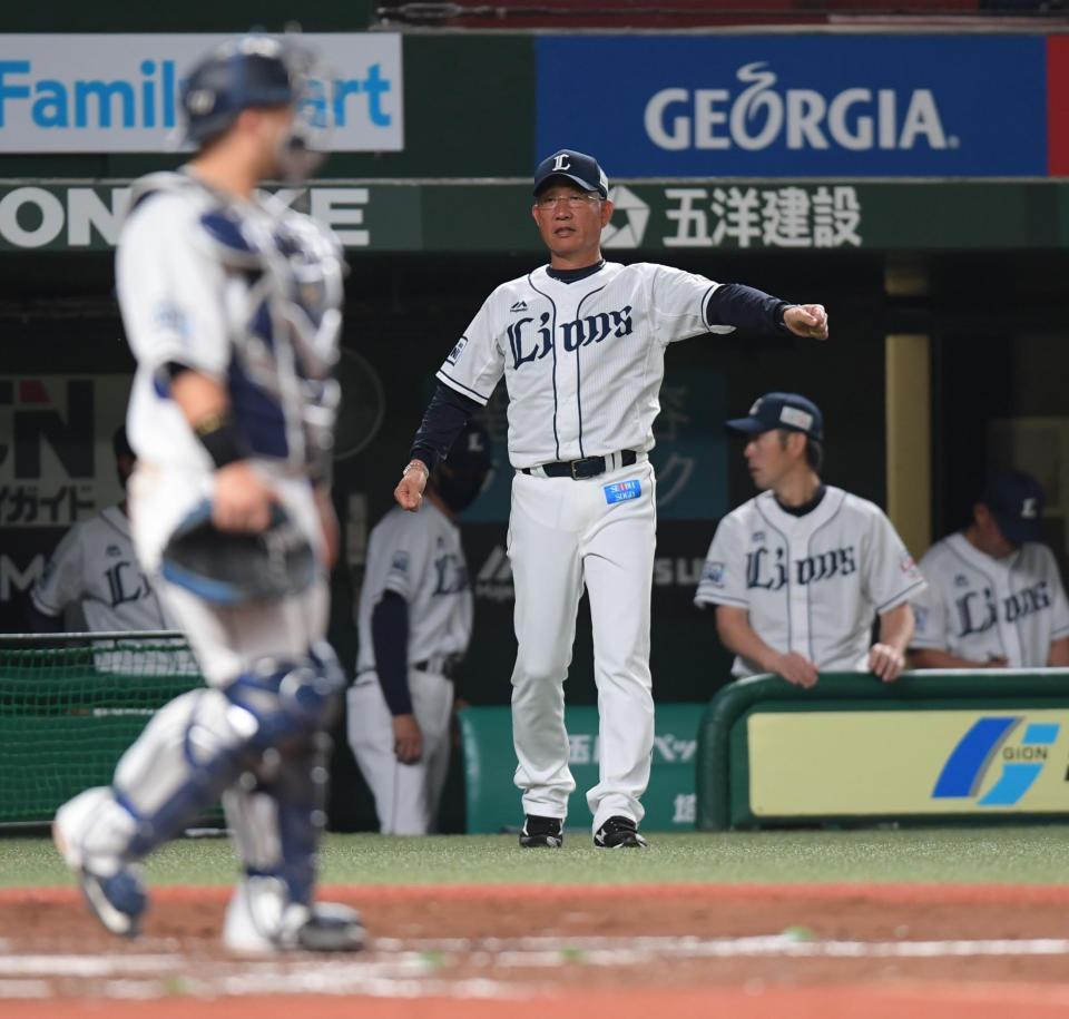 　７回、オリックス打戦に追加点を奪われ厳しい表情の西武・辻発彦監督