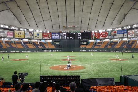 　史上初の無観客試合で開催されたプロ野球巨人-阪神戦＝６月１９日、東京ドーム