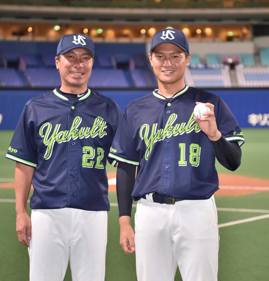 　プロ初勝利を挙げウイニングボールを手に笑顔の寺島。左は高津監督