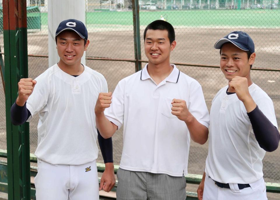 　智弁学園との対戦が決まり、ポーズをとる中京大中京の（左から）高橋宏と印出ら