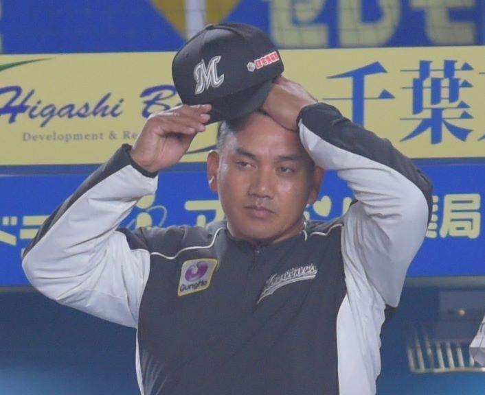 　８回、打線沈黙にベンチでさえない表情の井口監督