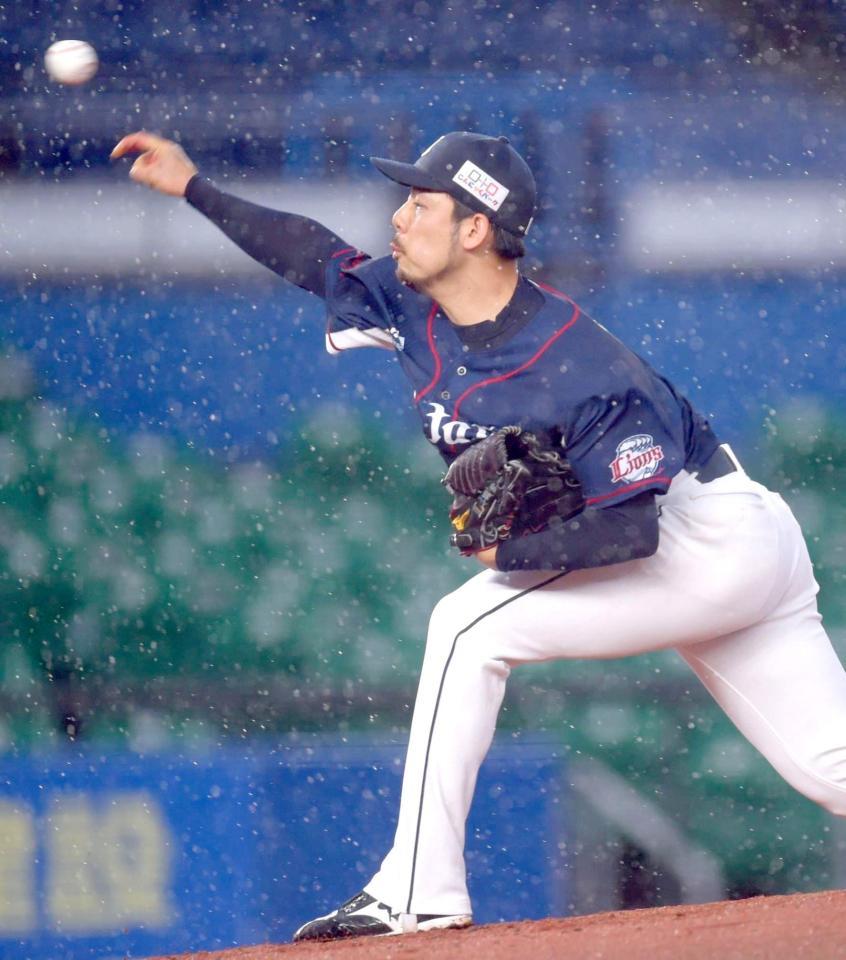 　雨の中、力投する本田