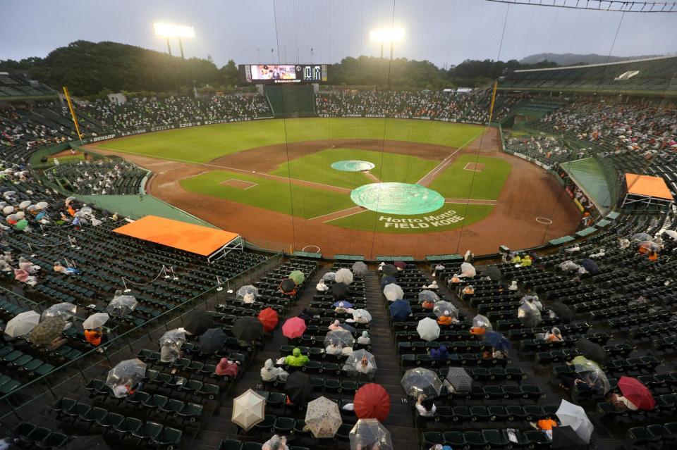 　大雨の中、試合開始を待つ観客。最大５千人の入場制限で開催されるはずが雨天中止となった