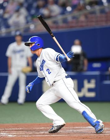 　２回、プロ初安打となる二塁打を放つ中日・石川昂弥