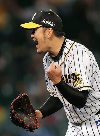 　８回、ＤｅＮＡ・梶谷を三振に仕留め、ガッツポーズする阪神・岩貞＝甲子園