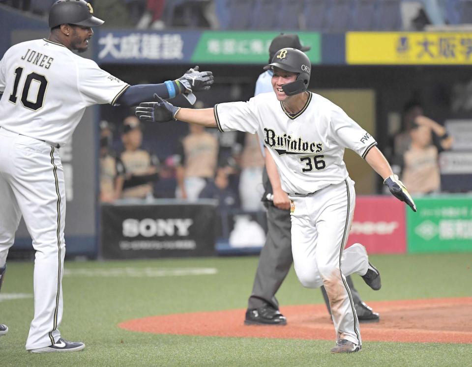 　８回、吉田正の投ゴロ野選で生還した山足（右）とジョーンズ（撮影・高部洋祐）